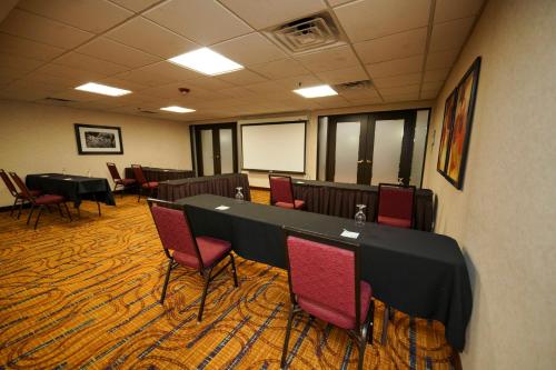 holiday inn and suites chicago carol stream wheaton by ihg