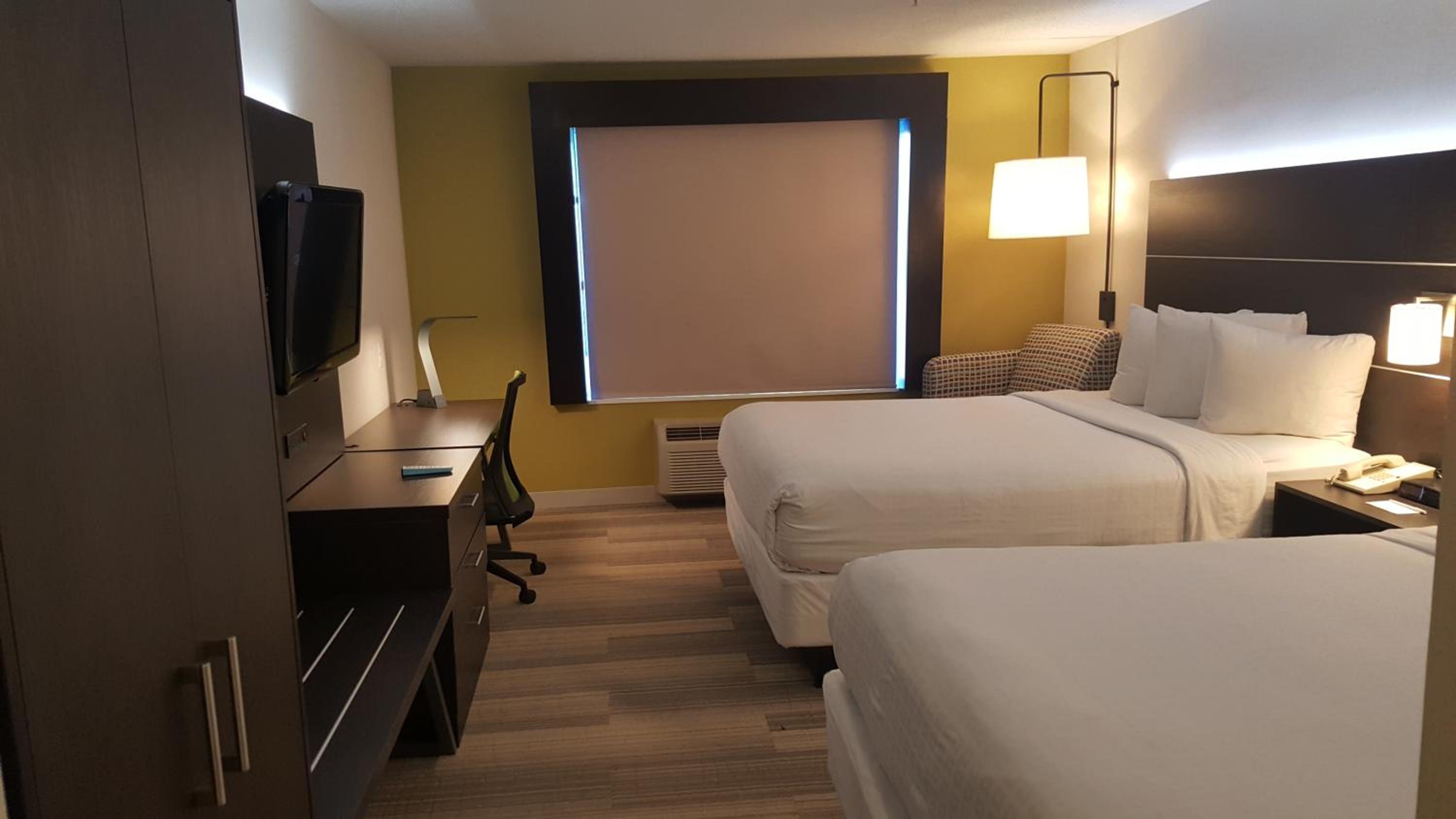 holiday inn express and suites chicago west st cha