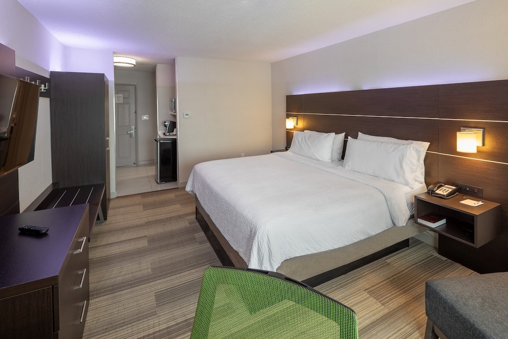 holiday inn express and suites chicago west st cha