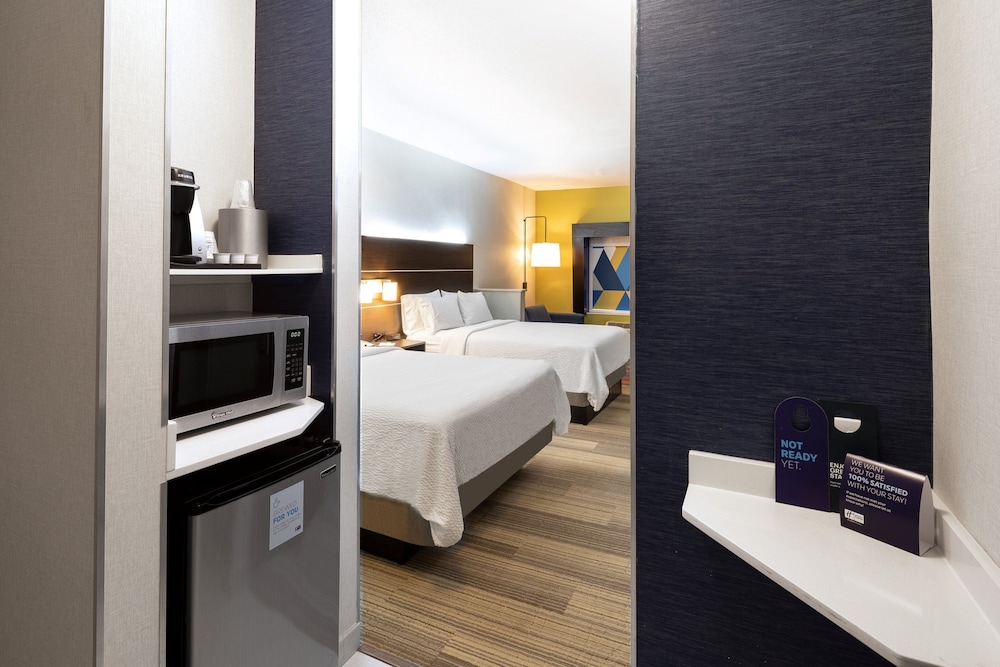 holiday inn express and suites chicago west st cha