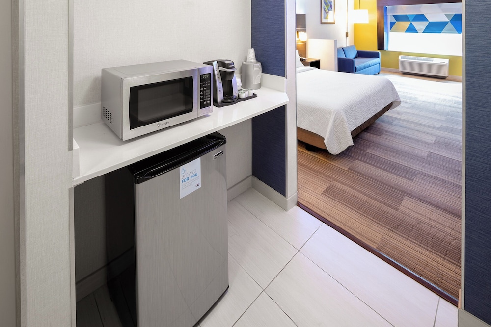 holiday inn express and suites chicago west st cha