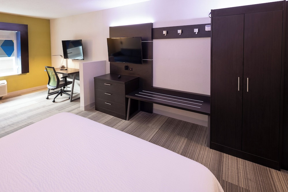 holiday inn express and suites chicago west st cha