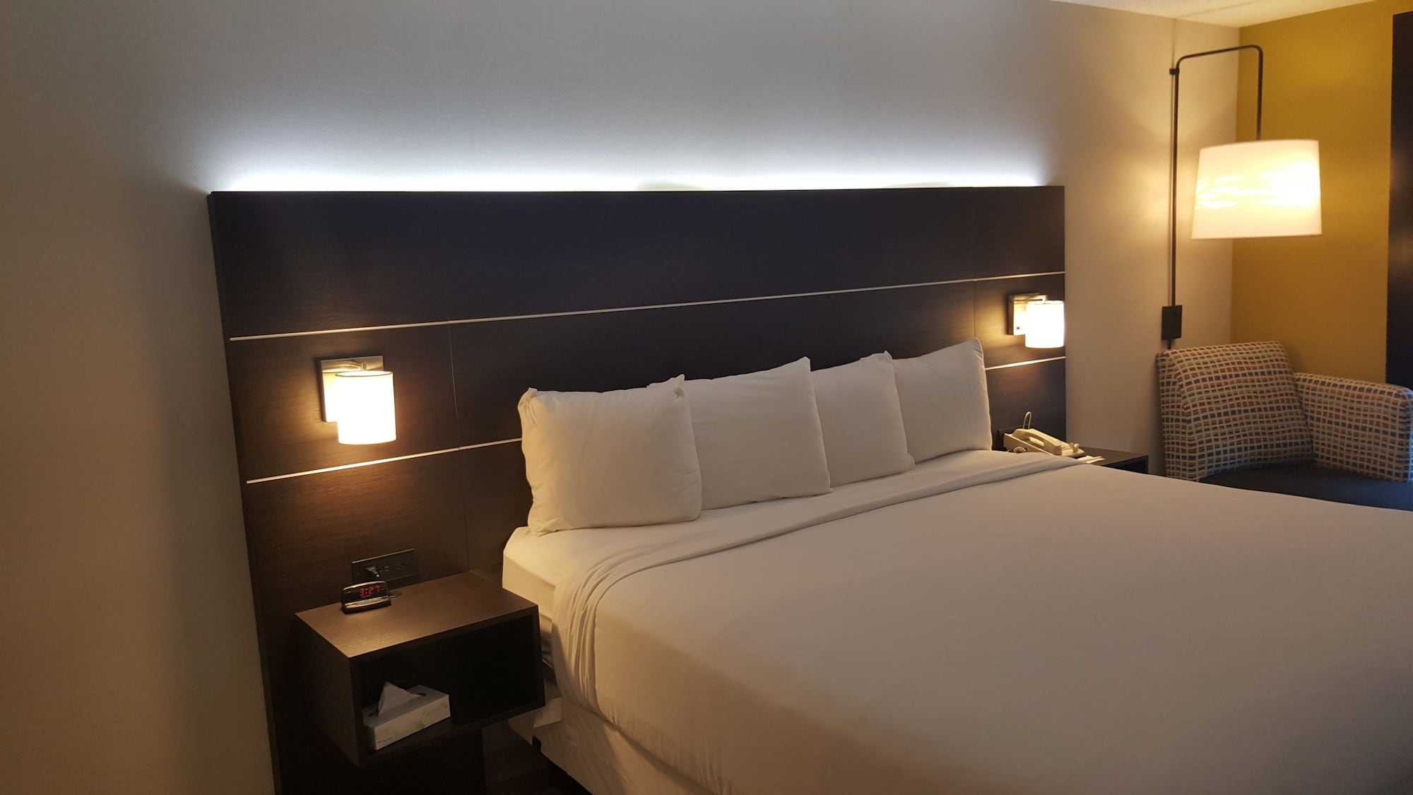 holiday inn express and suites chicago west st cha