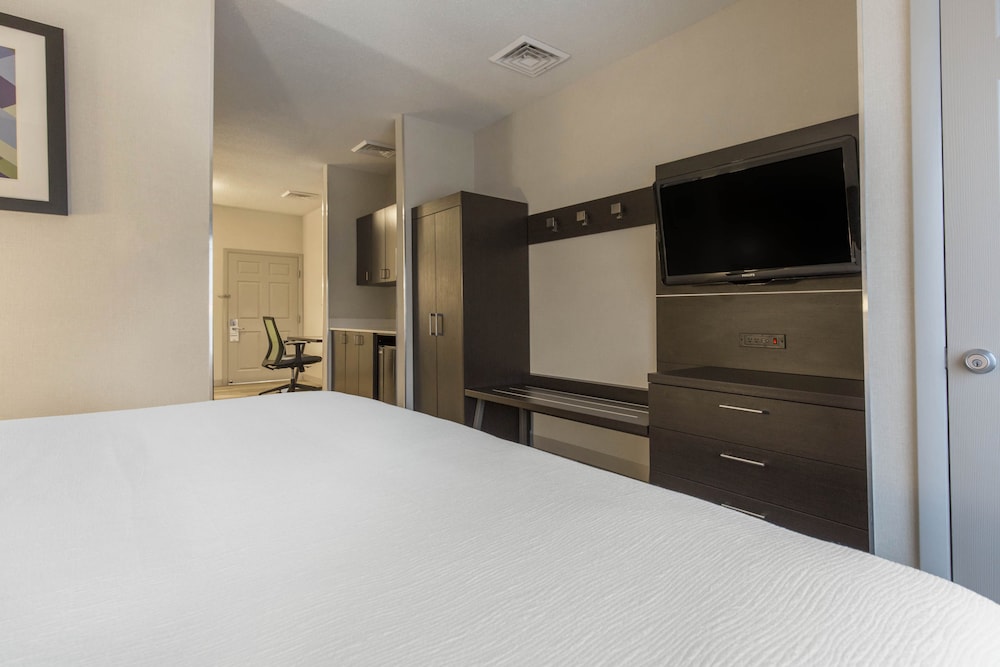holiday inn express and suites chicago west st cha
