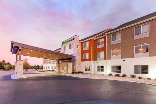 holiday inn express and suites chicago west st cha