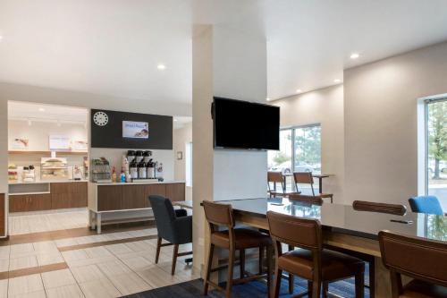 holiday inn express and suites chicago west st cha