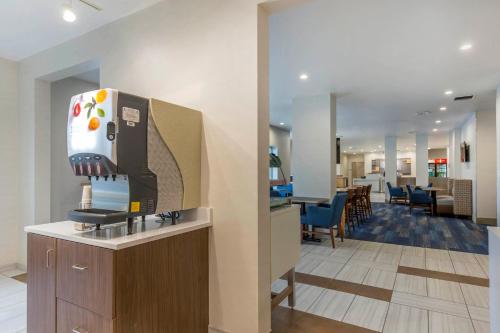 holiday inn express and suites chicago west st cha