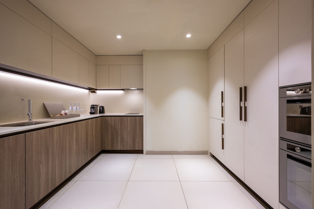 voco doha west bay suites hotel