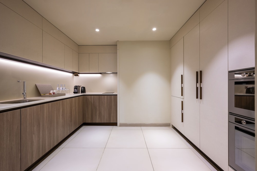 voco doha west bay suites hotel