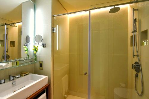 voco doha west bay suites hotel