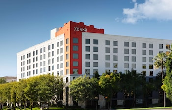 hotel zessa orange county airport a doubletree by hilton