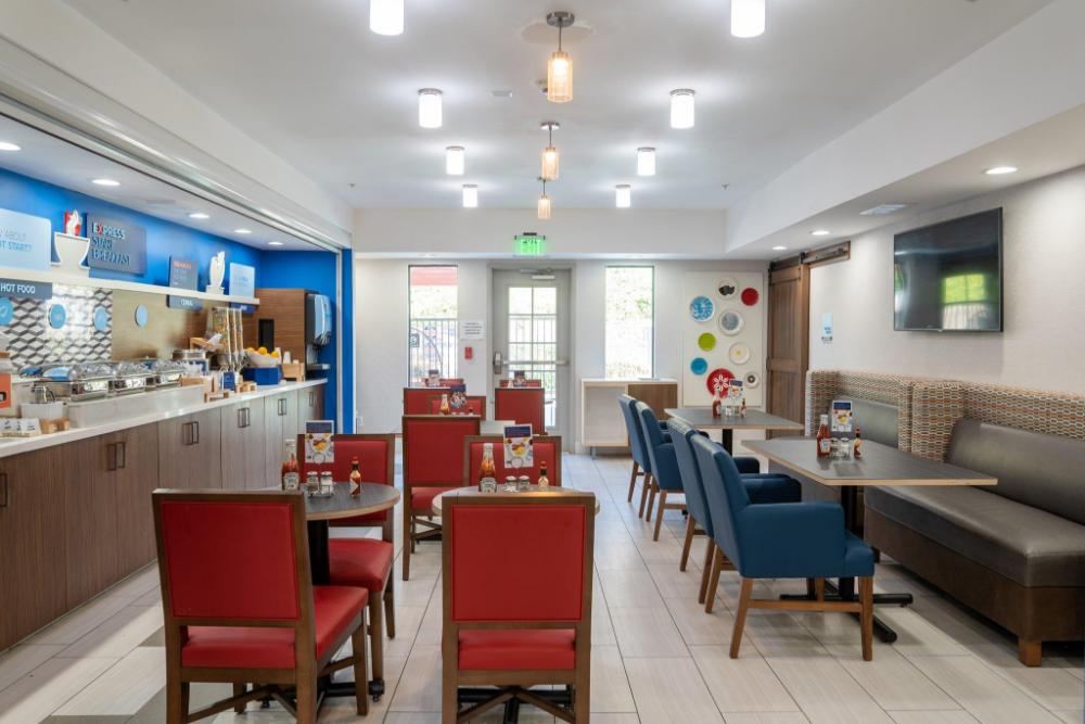 holiday inn express and suites lake forest by ihg
