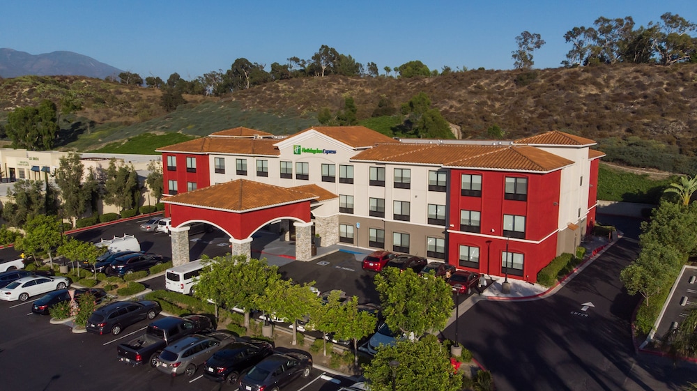 holiday inn express and suites lake forest by ihg