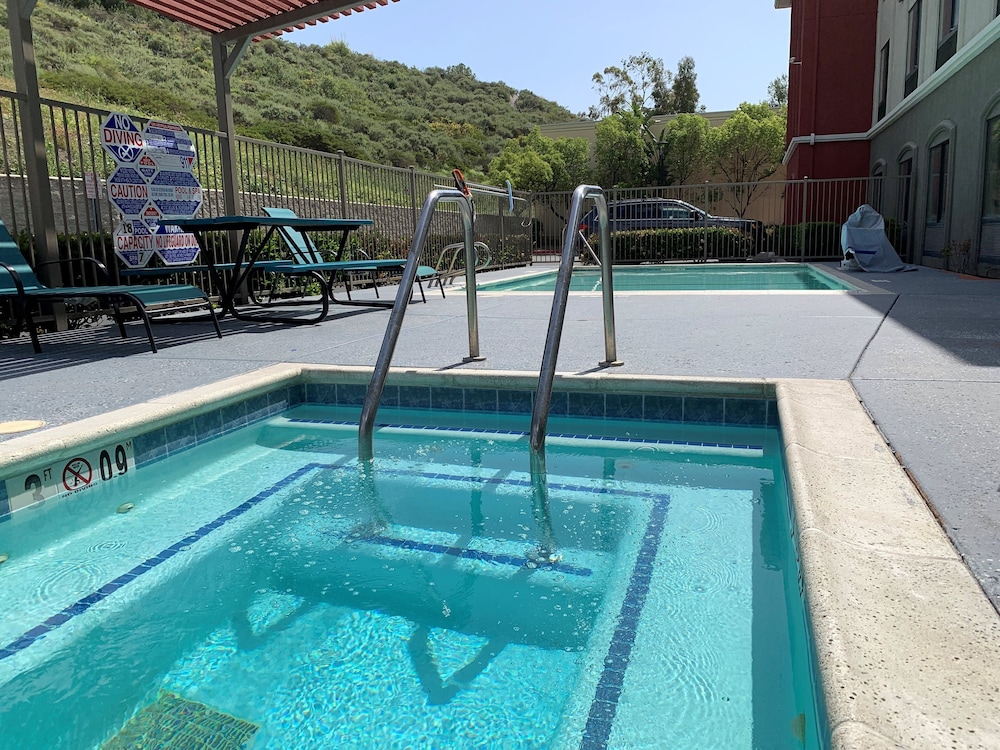 holiday inn express and suites lake forest by ihg