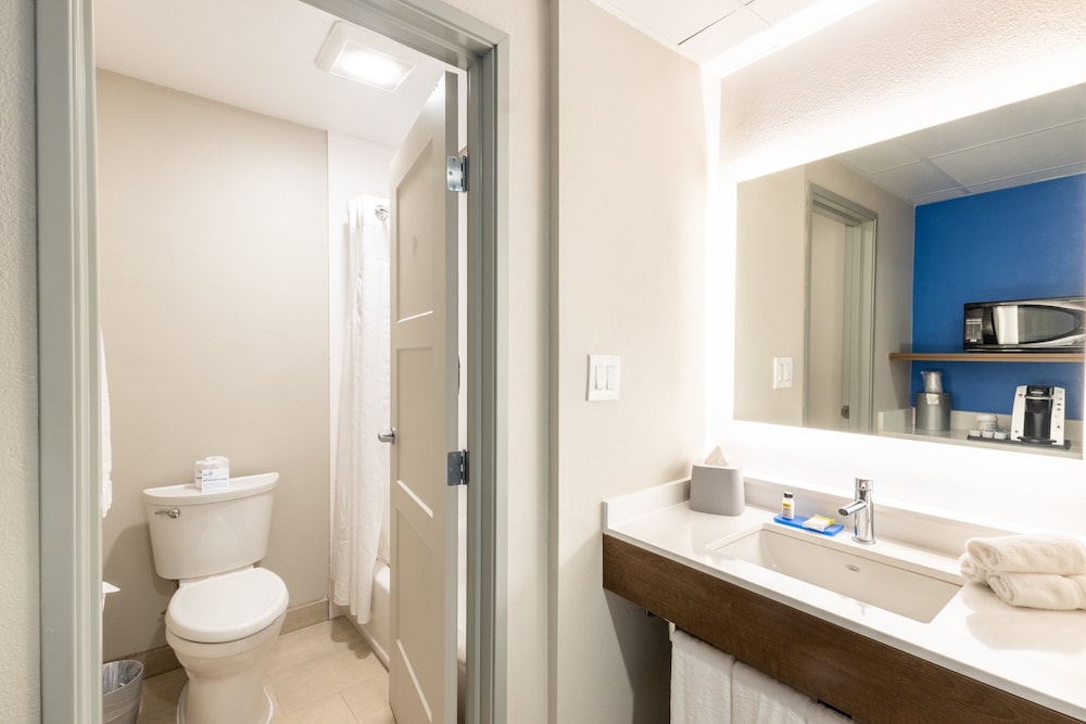 holiday inn express anaheim west by ihg