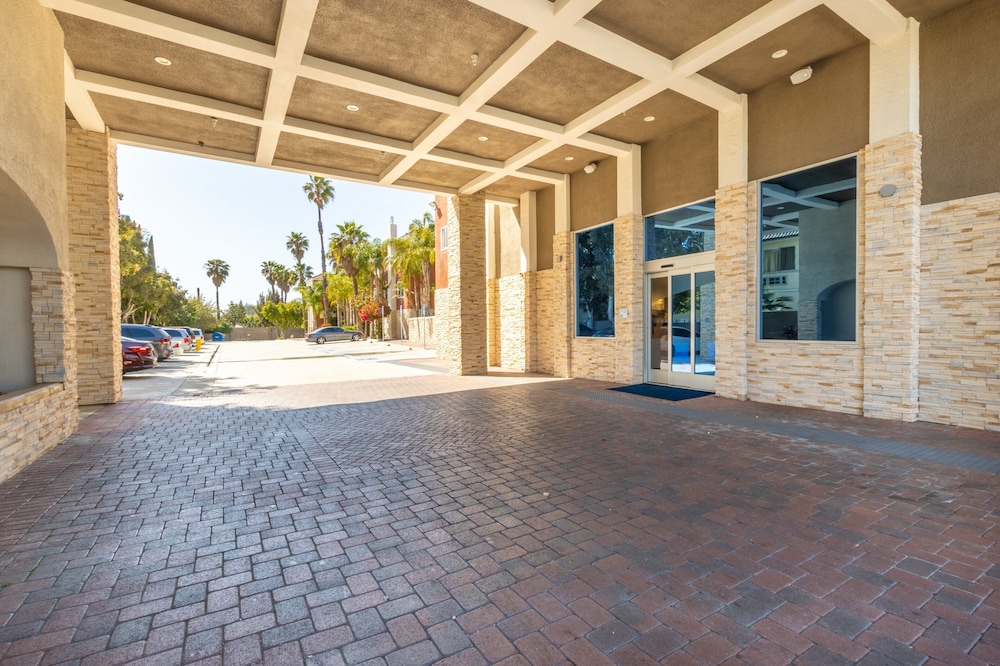 holiday inn express anaheim west by ihg