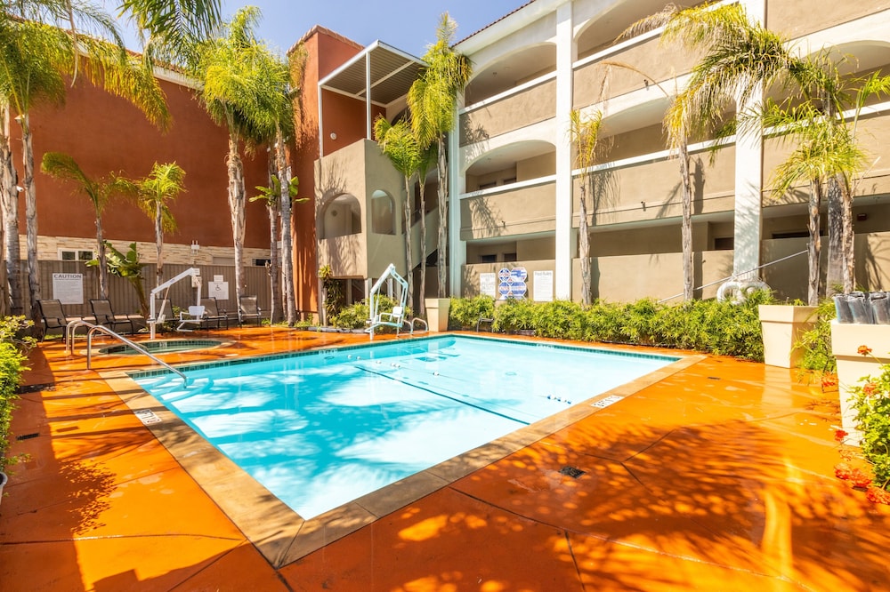 holiday inn express anaheim west by ihg