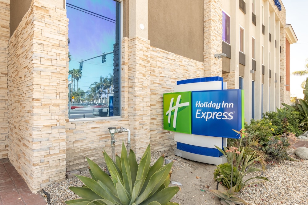 holiday inn express anaheim west by ihg