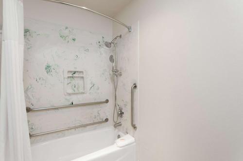 days inn and suites by wyndham south gate