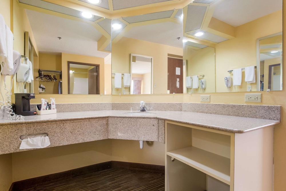 quality inn and suites cvg airport