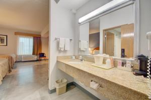 quality inn and suites cvg airport