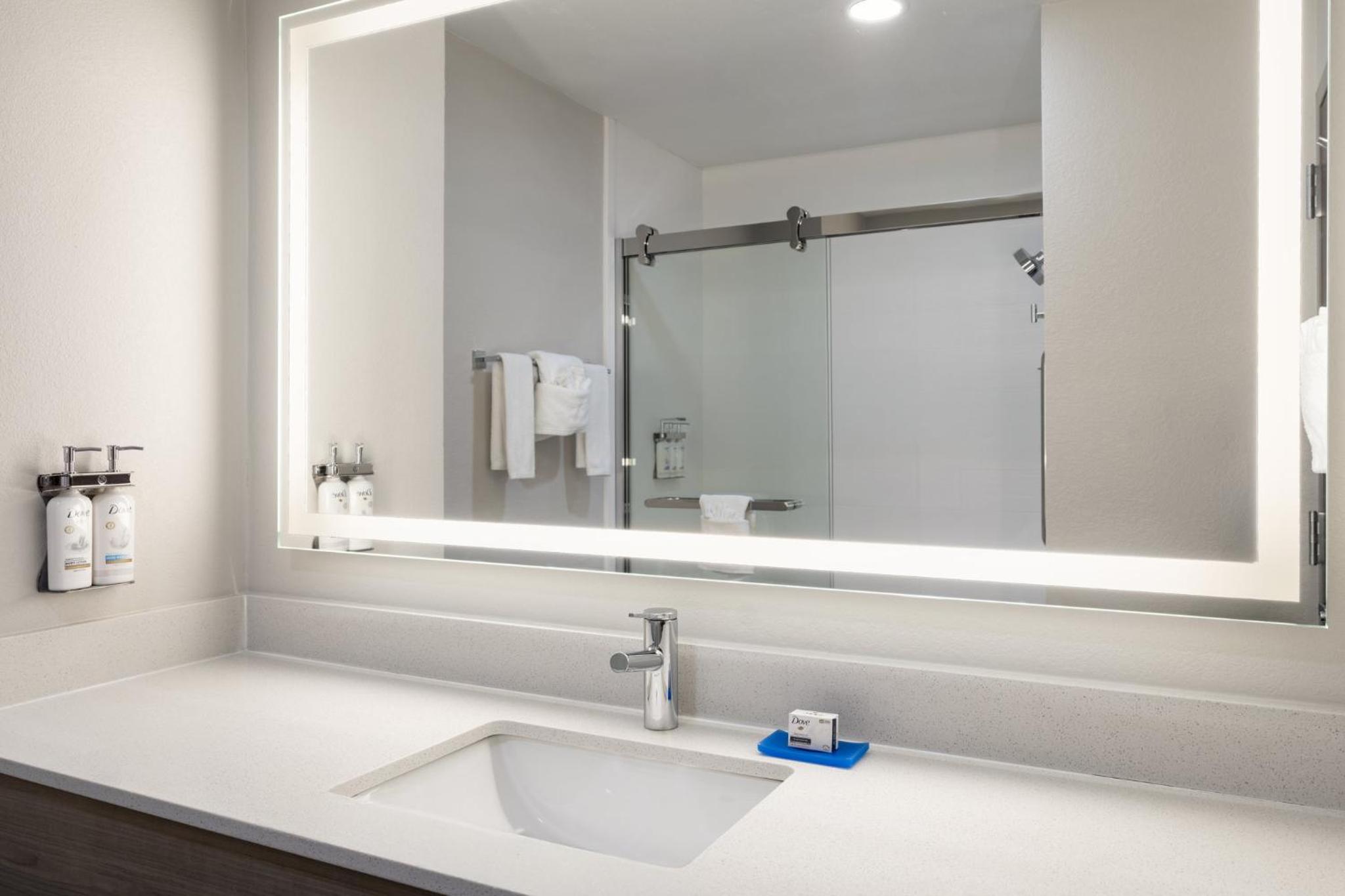 holiday inn express and suites midwest by ihg