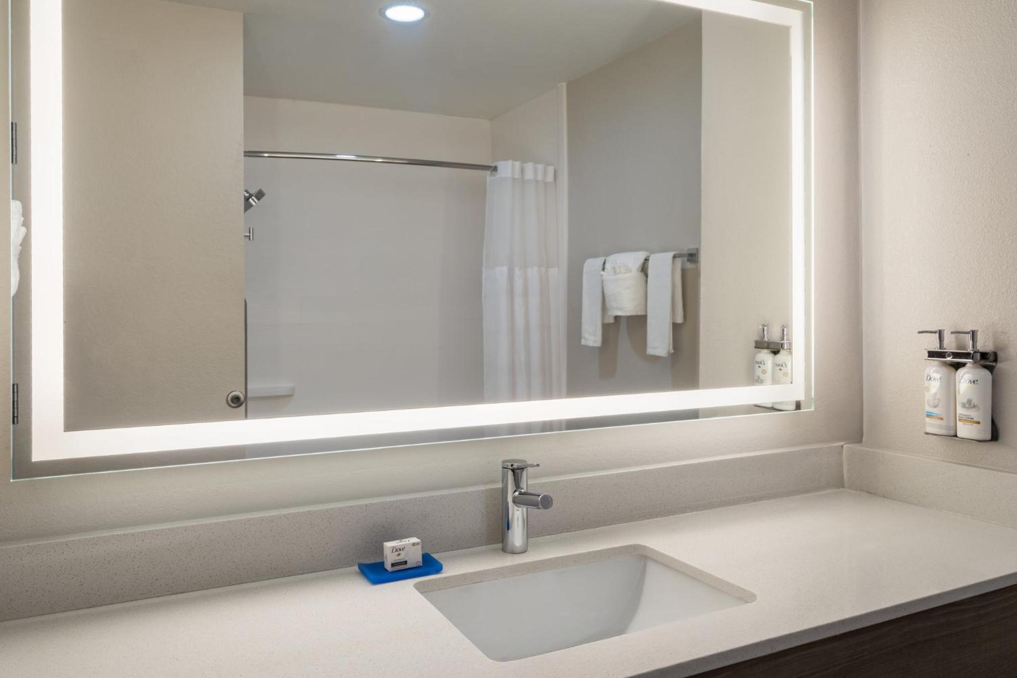 holiday inn express and suites midwest by ihg