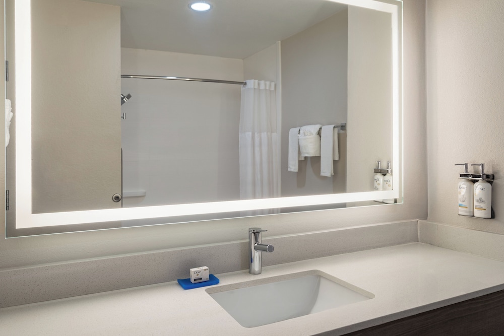 holiday inn express and suites midwest by ihg