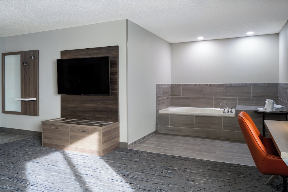 holiday inn express and suites midwest by ihg