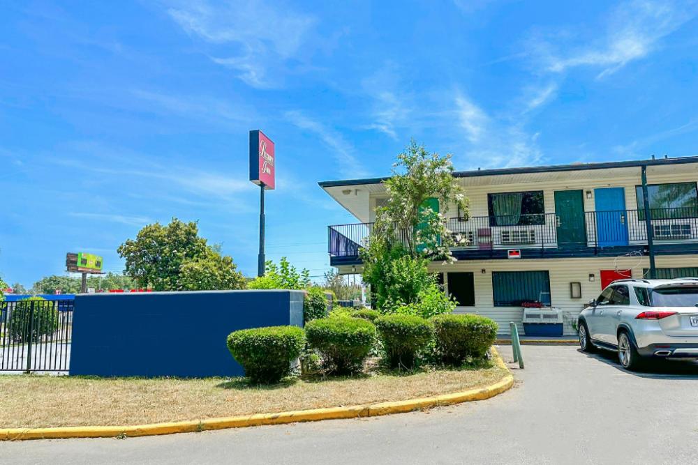luxury inn by oyo albany