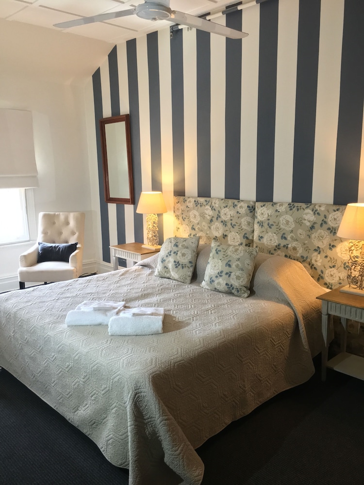 the russell boutique hotel