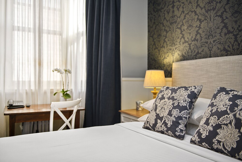 the russell boutique hotel