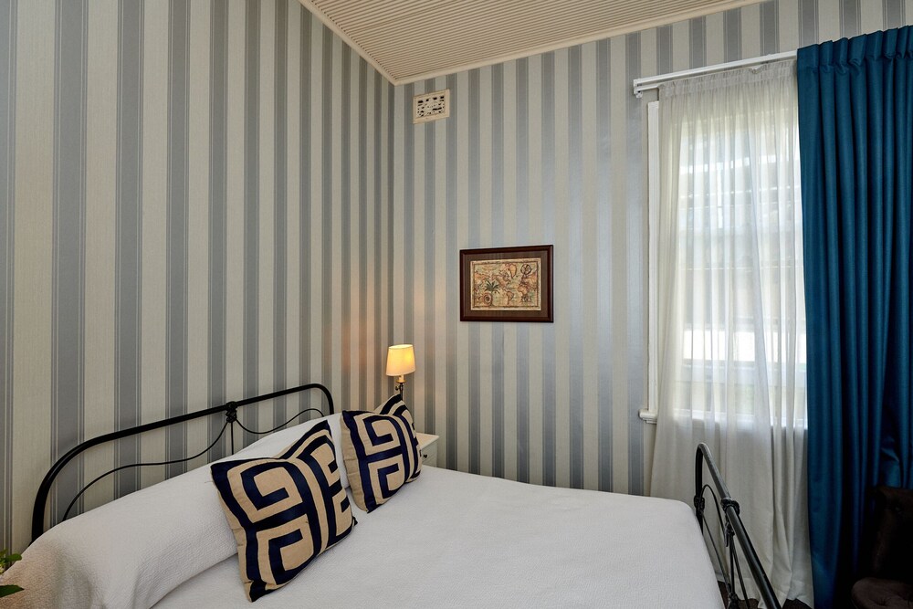 the russell boutique hotel