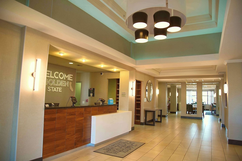 hampton inn and suites cathedral city