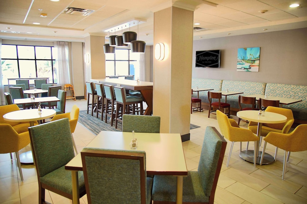 hampton inn and suites cathedral city