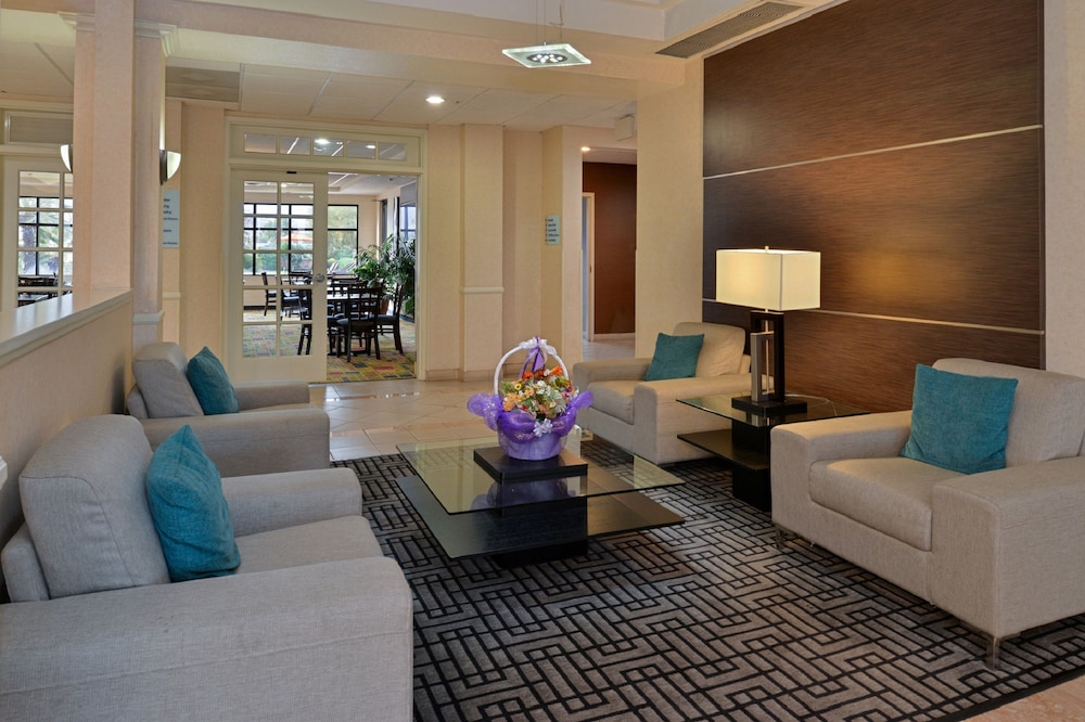 hampton inn and suites cathedral city