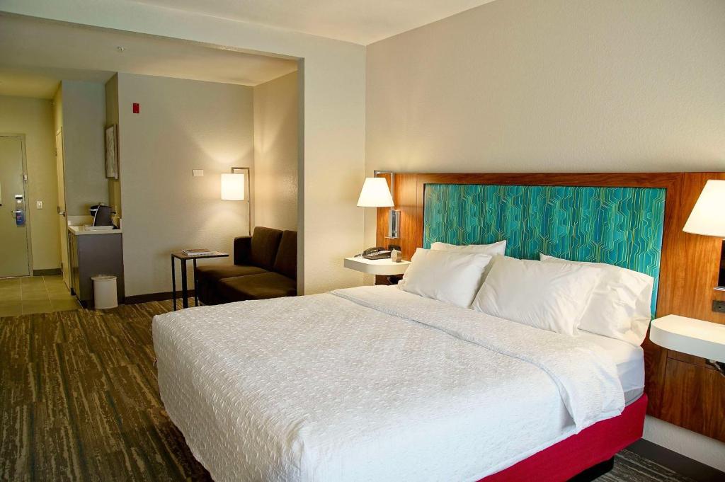 hampton inn and suites cathedral city