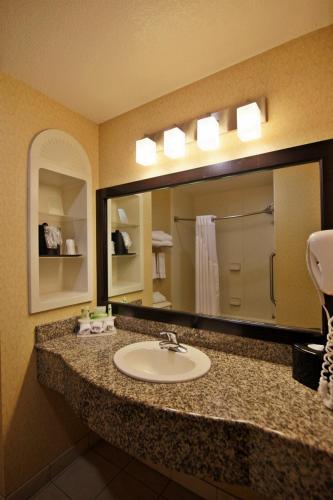 hampton inn and suites cathedral city
