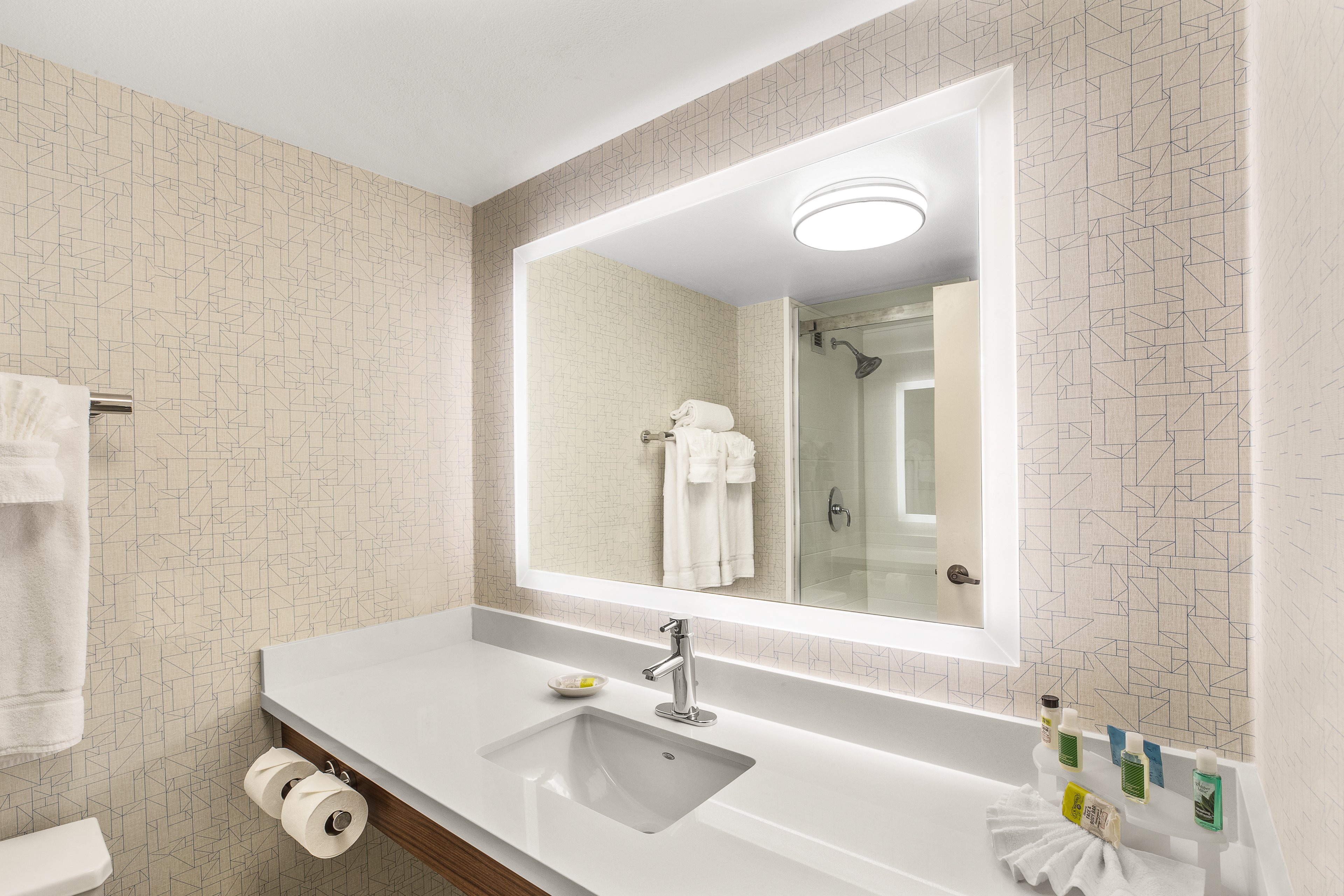 holiday inn express and suites tacoma by ihg