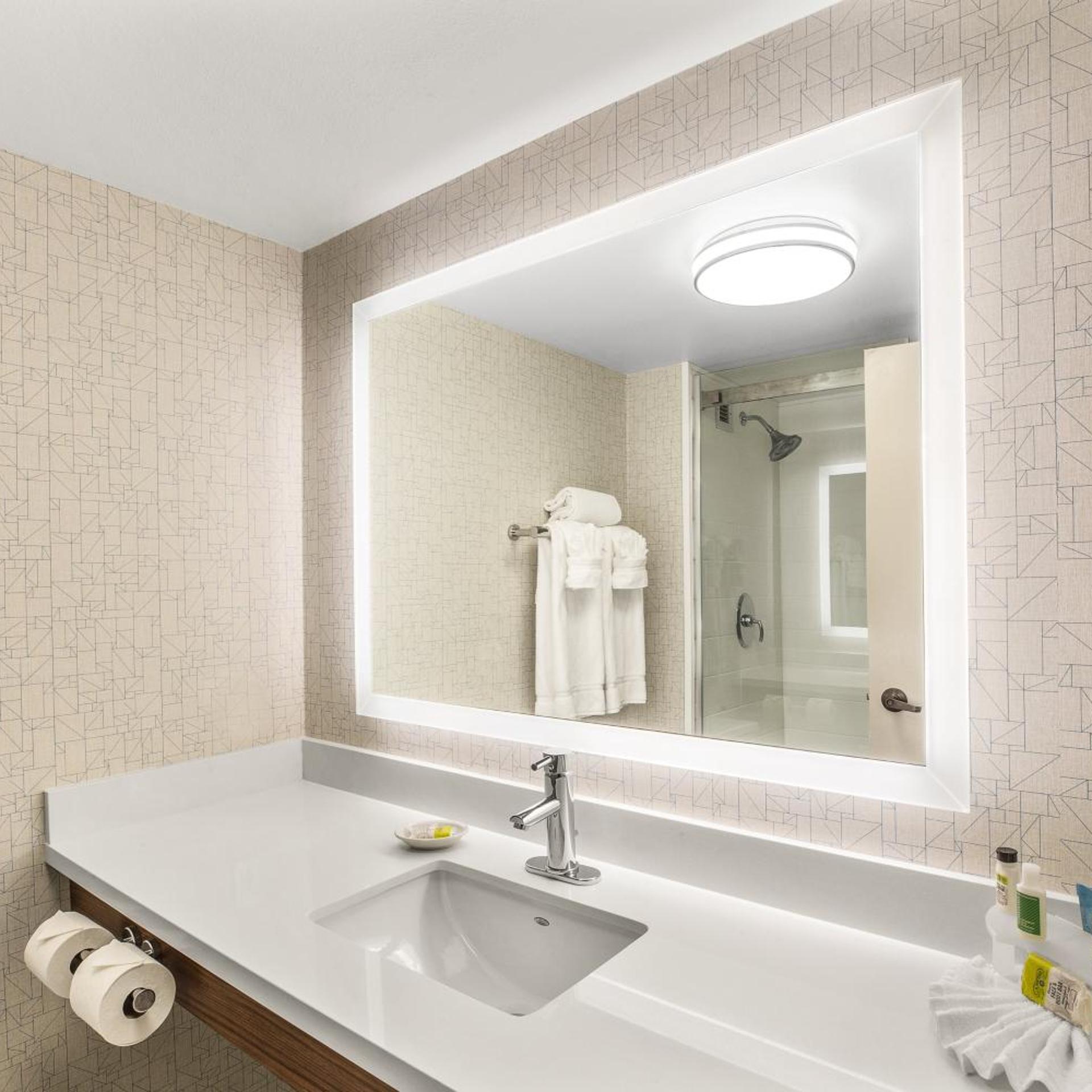 holiday inn express and suites tacoma by ihg