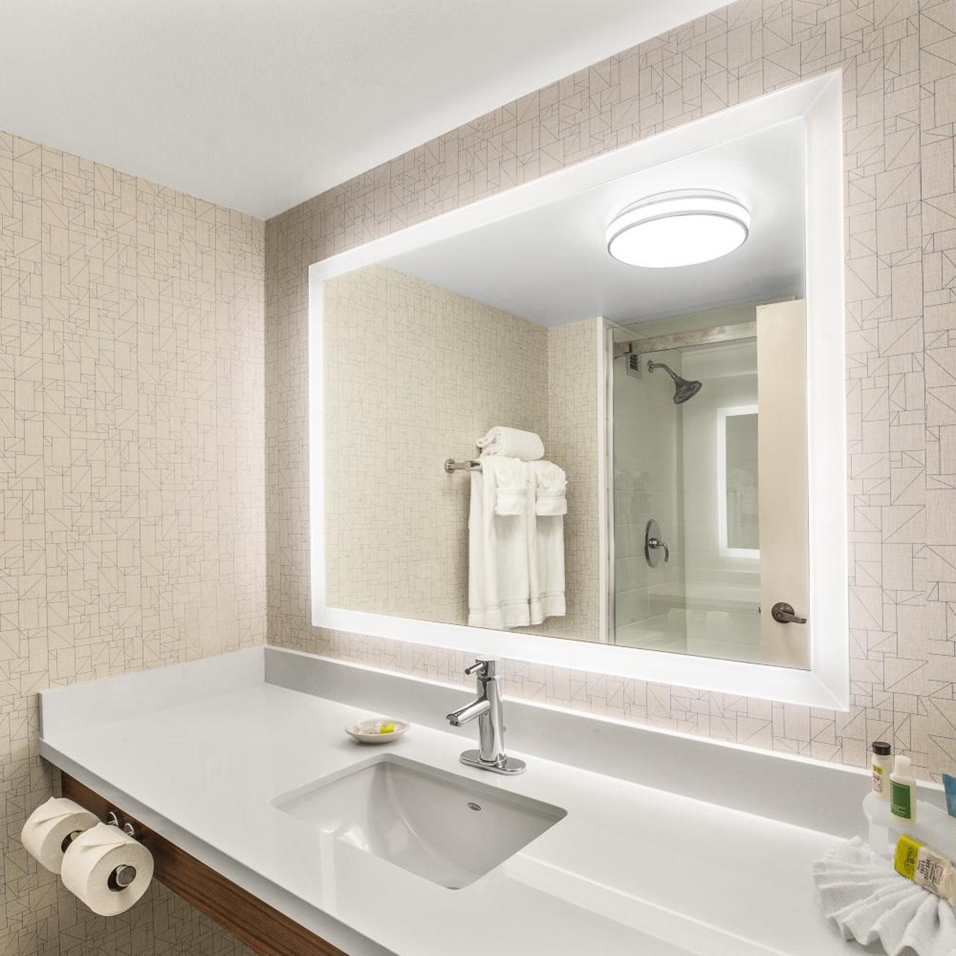 holiday inn express and suites tacoma by ihg
