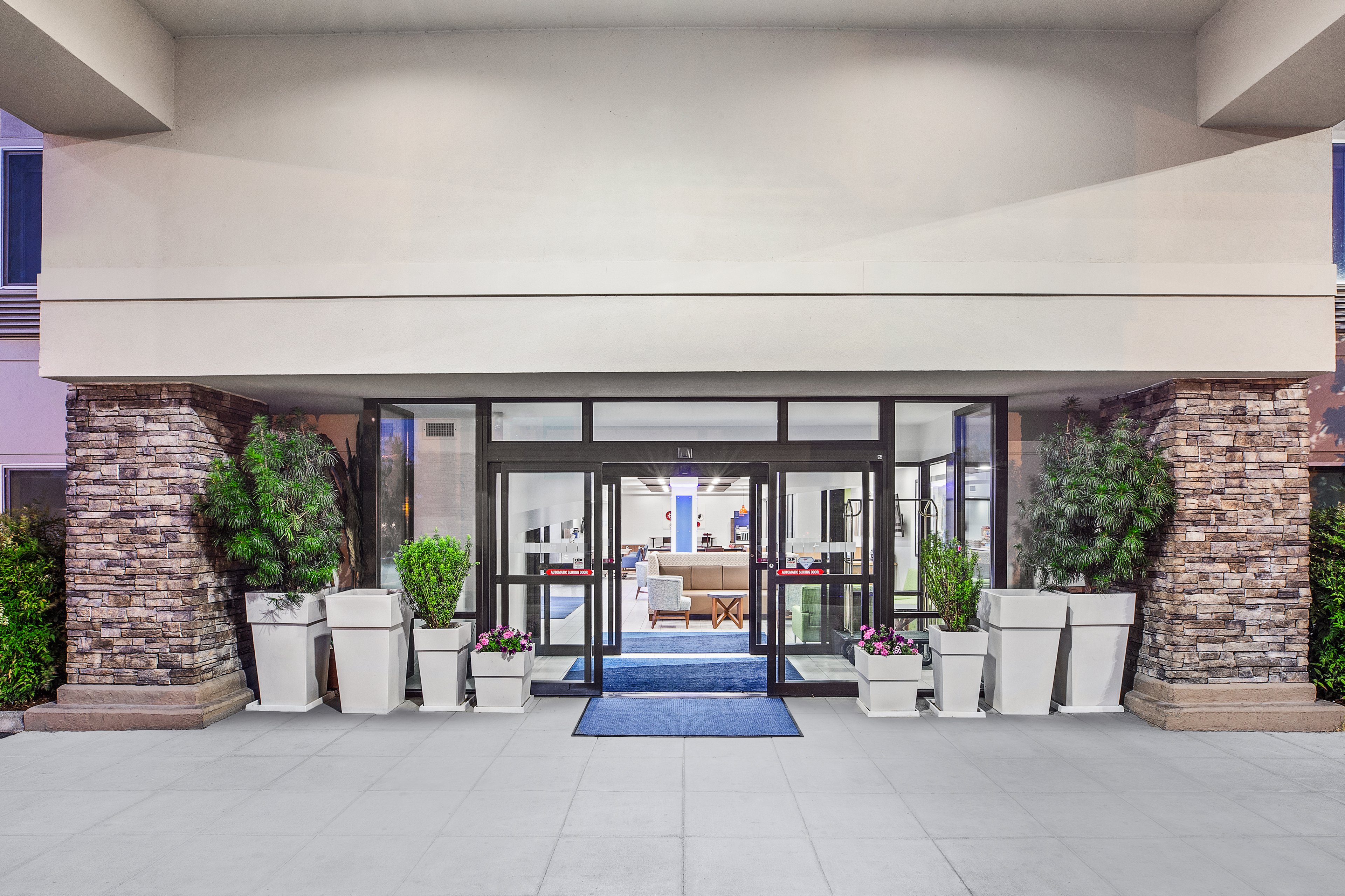 holiday inn express and suites tacoma by ihg