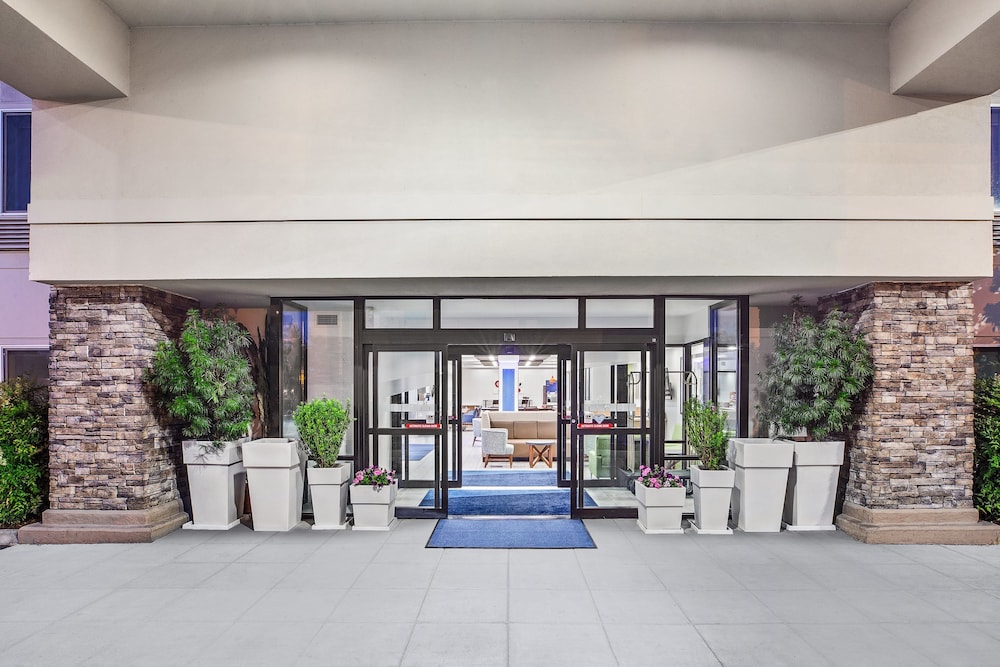 holiday inn express and suites tacoma by ihg