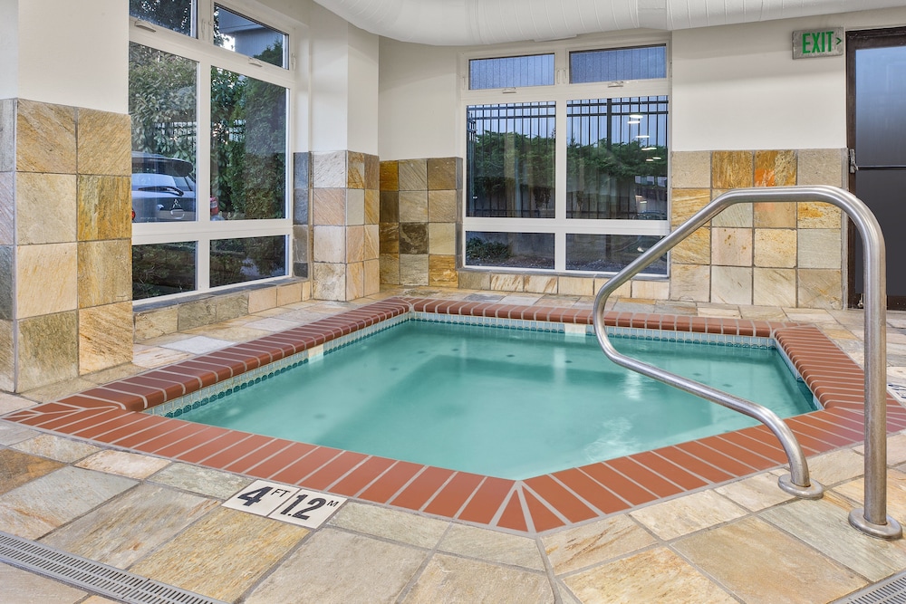 holiday inn express and suites tacoma by ihg