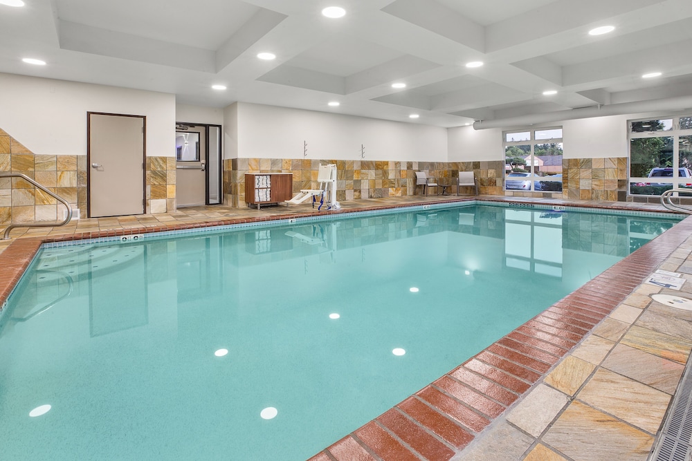 holiday inn express and suites tacoma by ihg