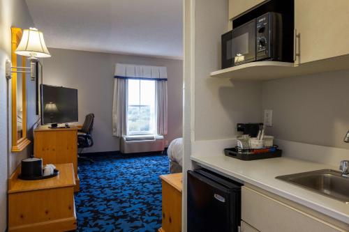 hampton inn and suites jacksonville deerwood park