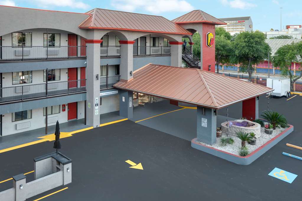 super 8 by wyndham austin university downtown area