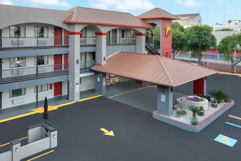 super 8 by wyndham austin university downtown area