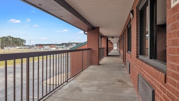 studios and suites 4 less emporia