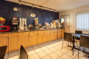 Super 8 By Wyndham Wooster,,2 star